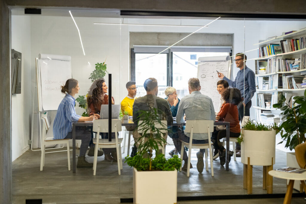 Einweisungen und Besprechungen mit betroffenen Abteilungen bei der Optimierung von Marketing Automation Workflows sind wichtig.
