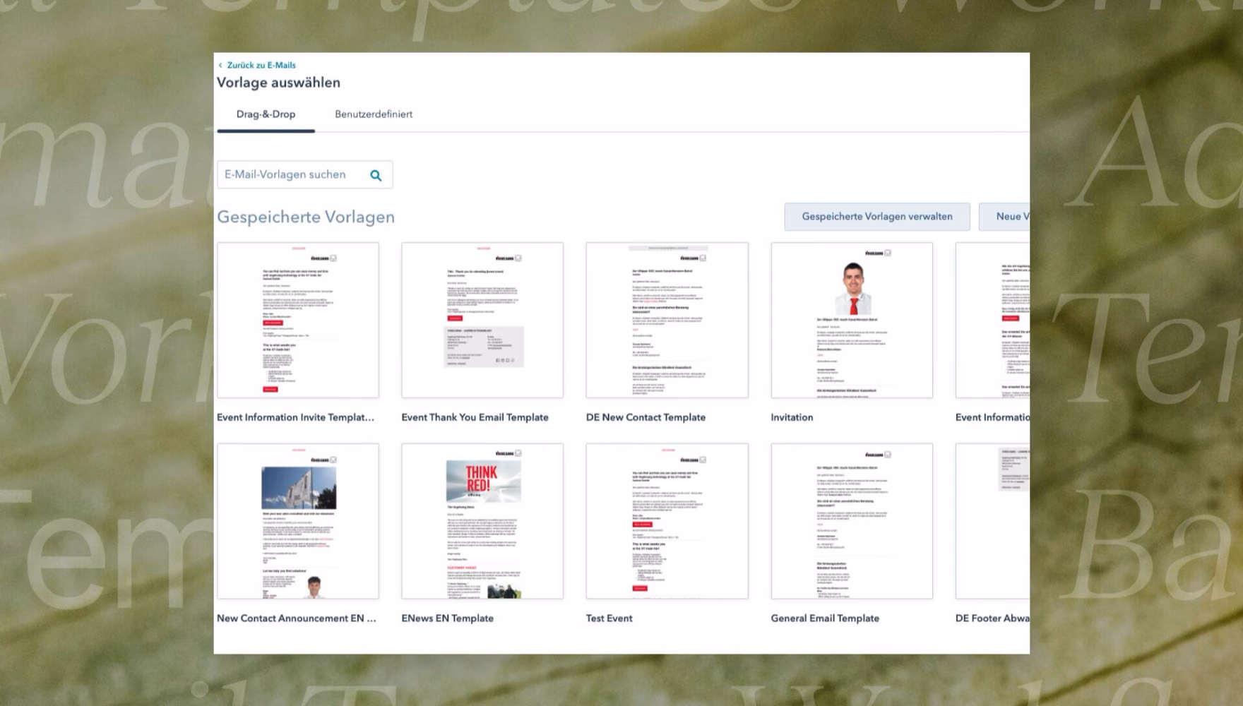 An e-mail template library on screen, a grid of saved templates with German and English names side by side.