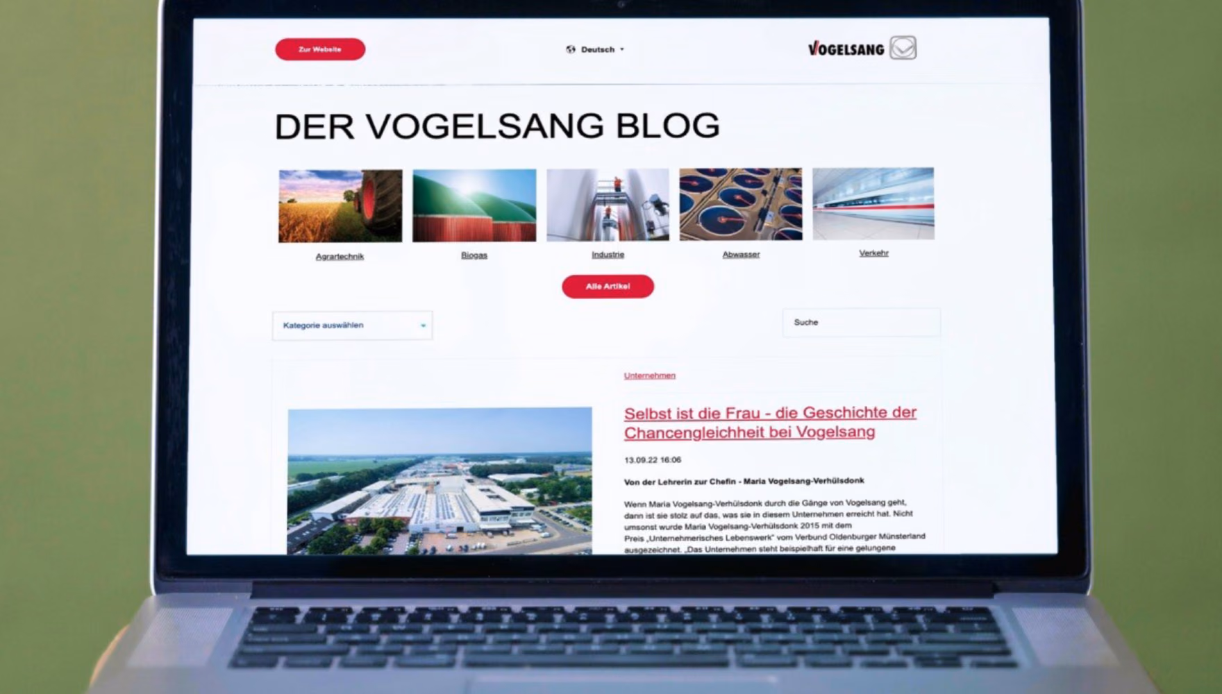 A laptop on a wooden stool shows "Der Vogelsang Blog" with category tiles for agricultural technology, biogas, industry, waste water and transport above the newest article.